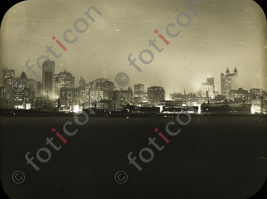 Skyline von New York  in der Nacht | New York skyline at night - Foto simon-titanic-196-057-fb.jpg | foticon.de - Bilddatenbank für Motive aus Geschichte und Kultur